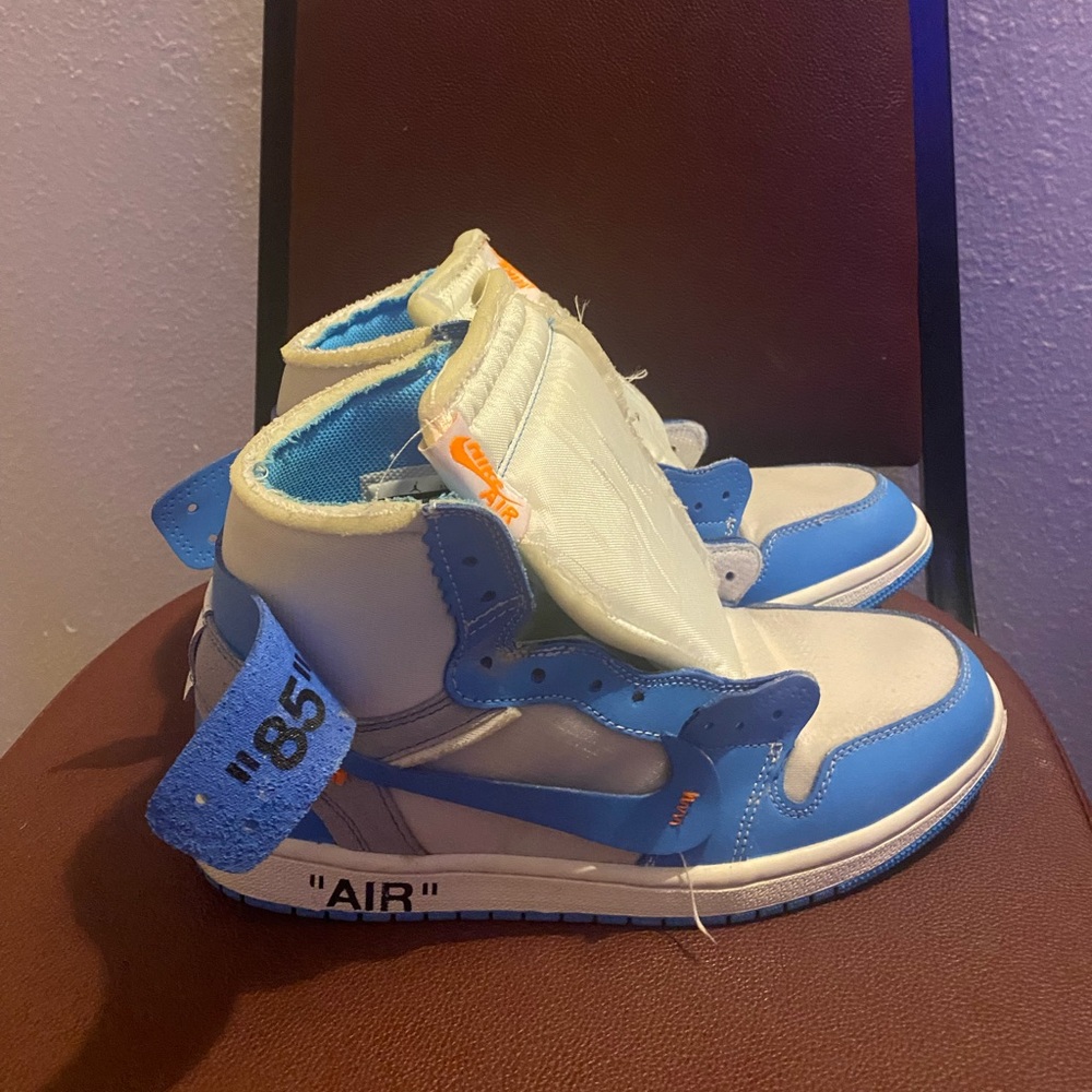 Off white sneaker
